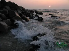 Computer screen wallpaper: Rocky coast in the sundown